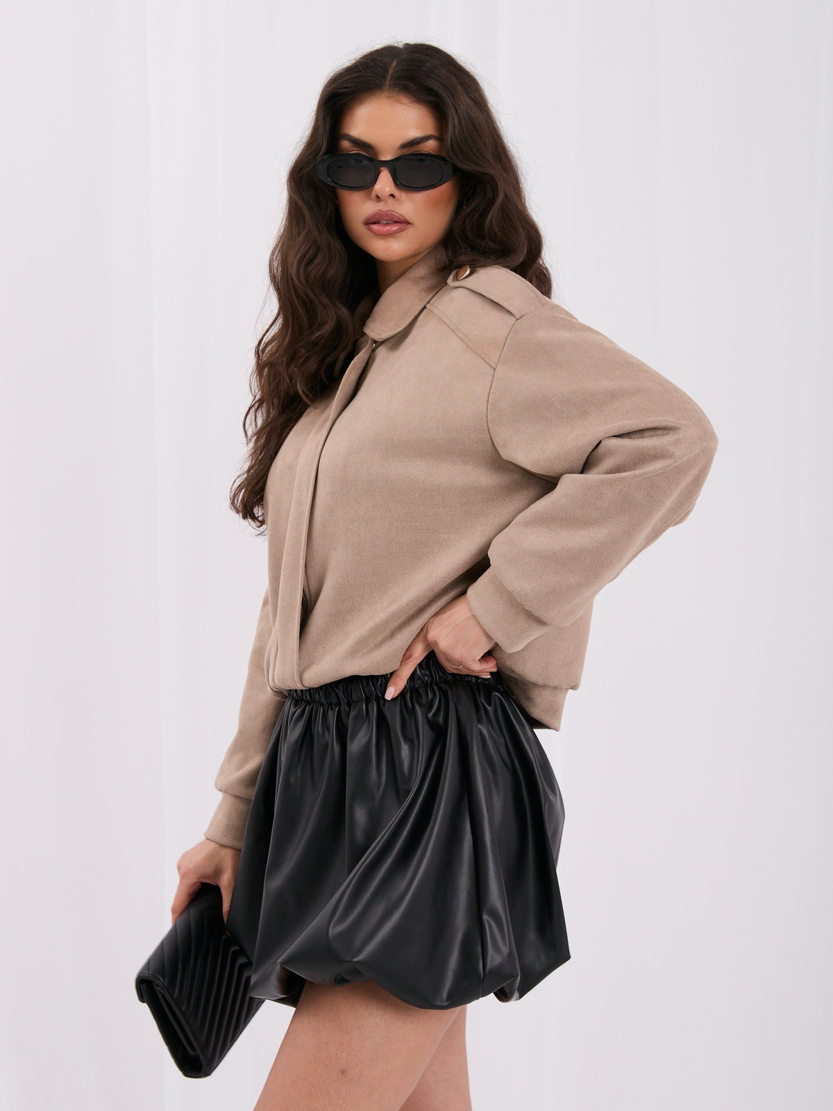 Beżowa kurtka z efektem zamszu z kołnierzykiem i pagonami – stylizacja na modelce, zdjęcie 2