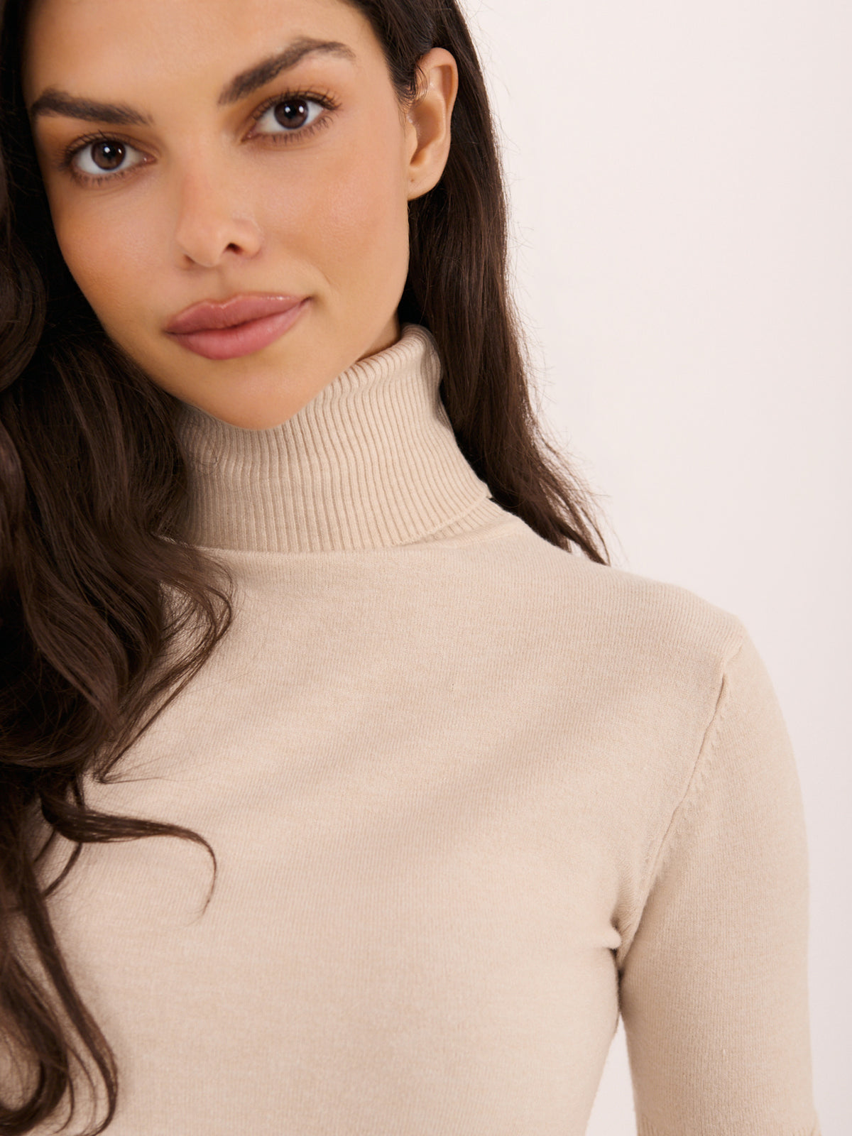 Beżowy dopasowany sweter damski z golfem – stylizacja na modelce, zdjęcie 4