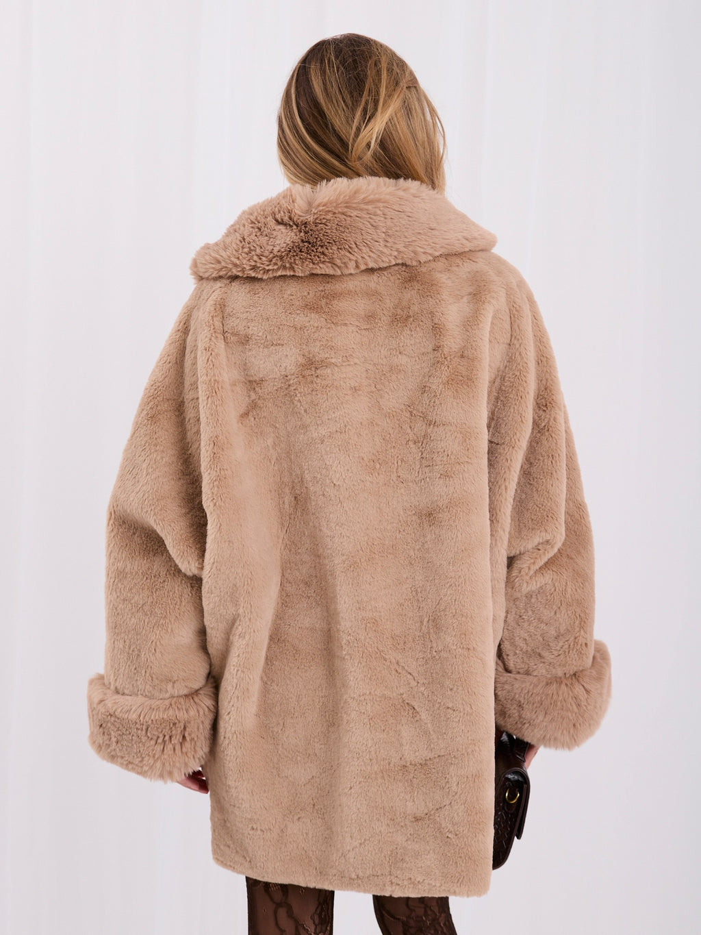 Beżowy płaszcz oversize ze sztucznego futra na zamek – stylizacja na modelce, zdjęcie 3