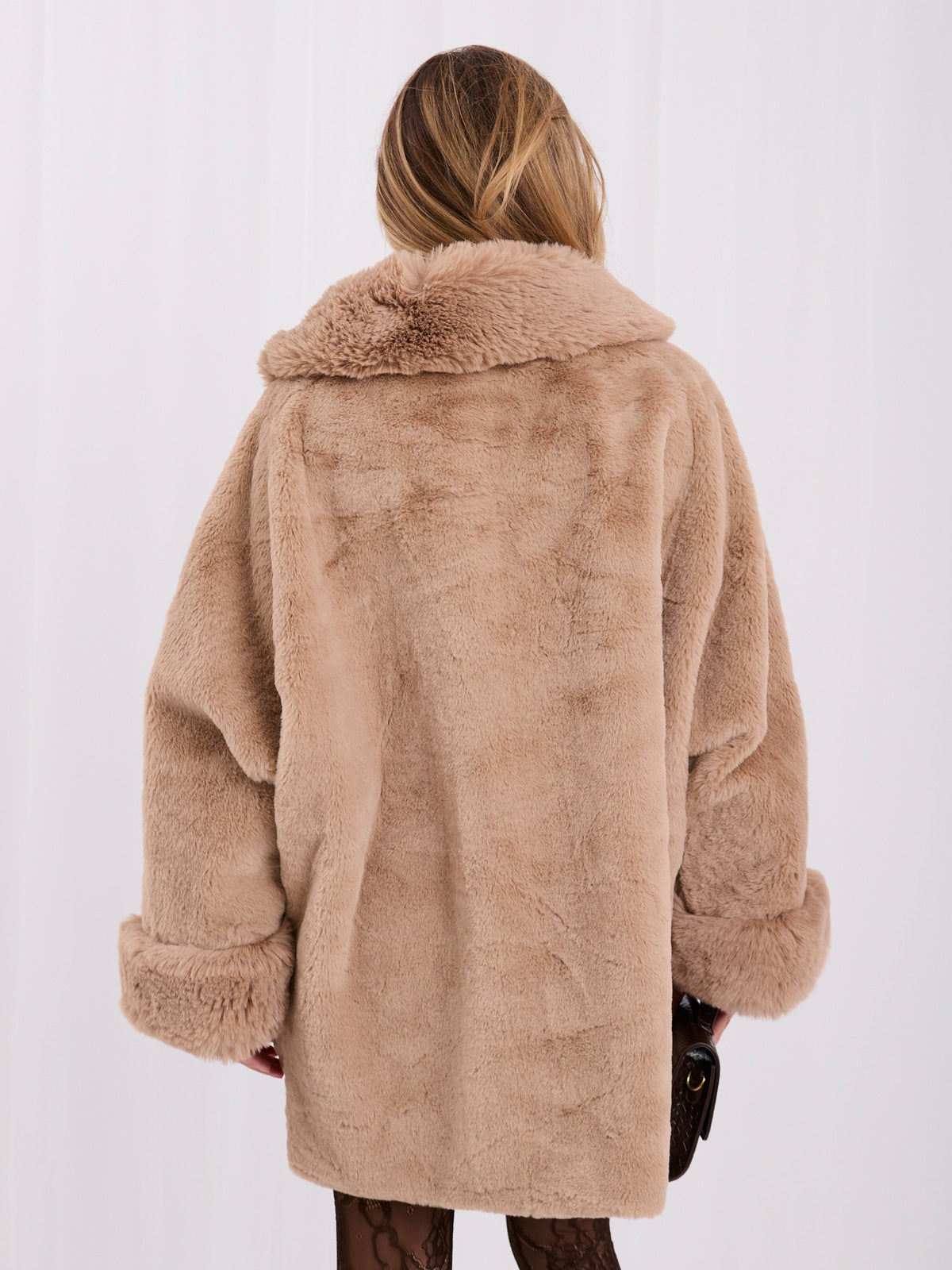Beżowy płaszcz oversize ze sztucznego futra na zamek – stylizacja na modelce, zdjęcie 3