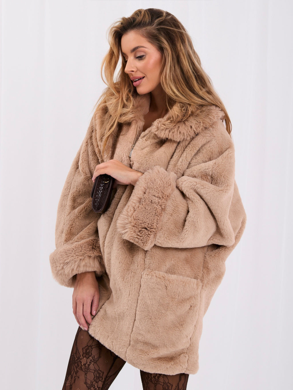 Beżowy płaszcz oversize ze sztucznego futra na zamek – stylizacja na modelce, zdjęcie 4
