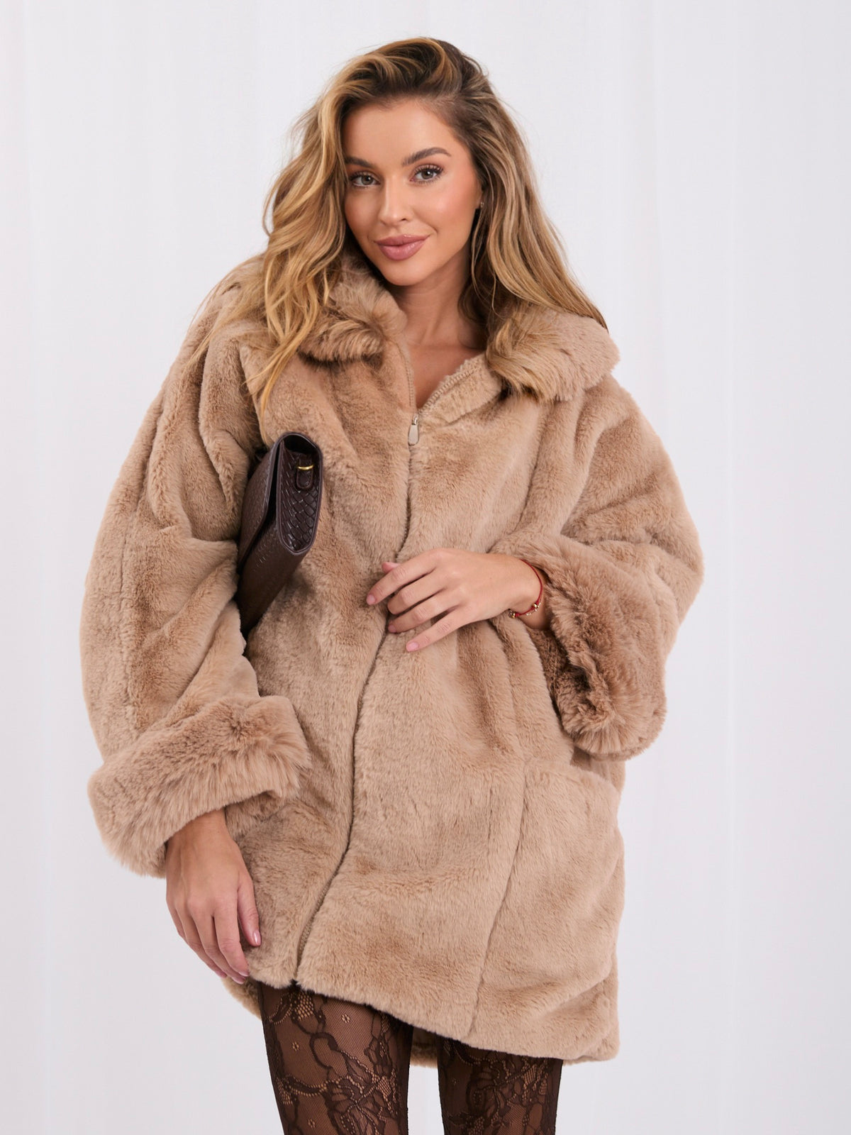 Beżowy płaszcz oversize ze sztucznego futra na zamek – stylizacja na modelce, zdjęcie 5