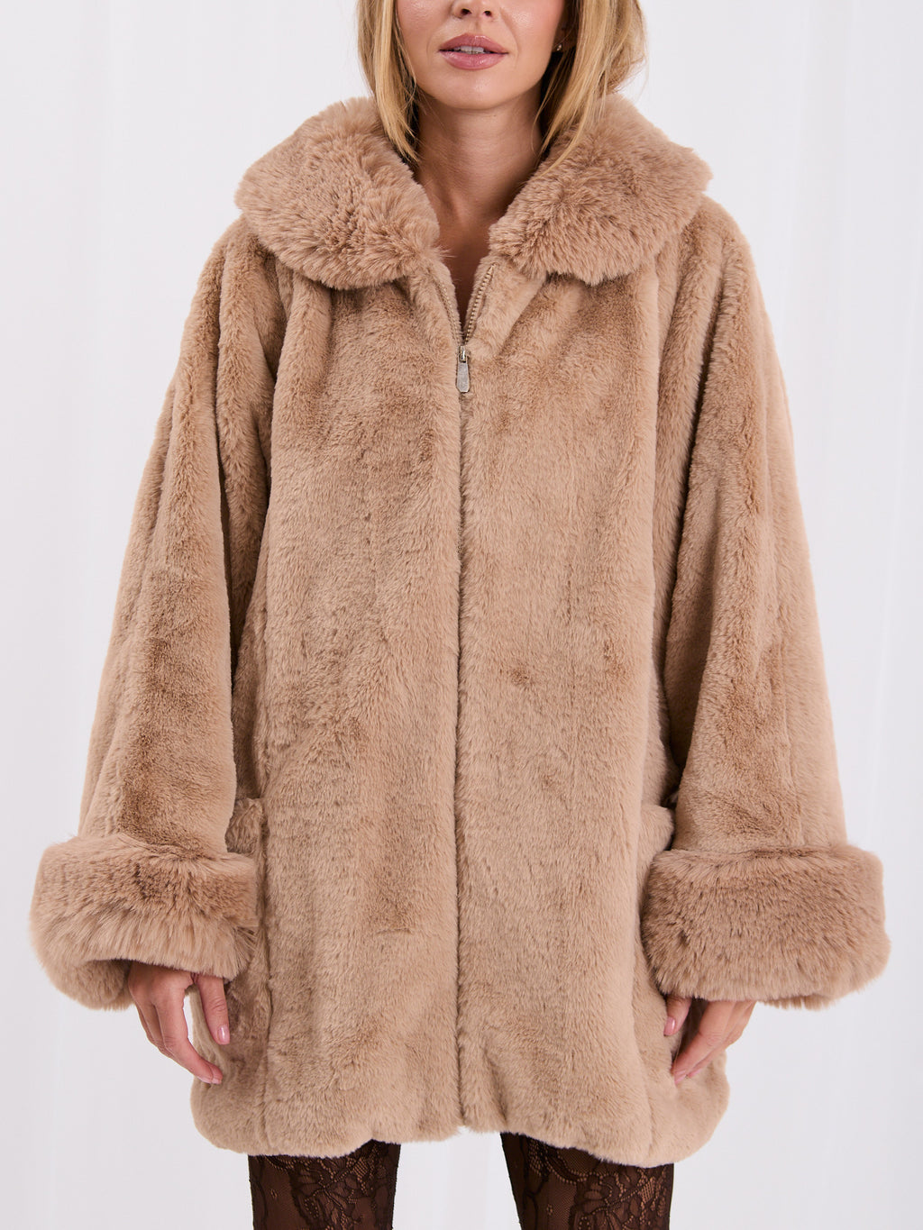 Beżowy płaszcz oversize ze sztucznego futra na zamek – stylizacja na modelce, zdjęcie 6