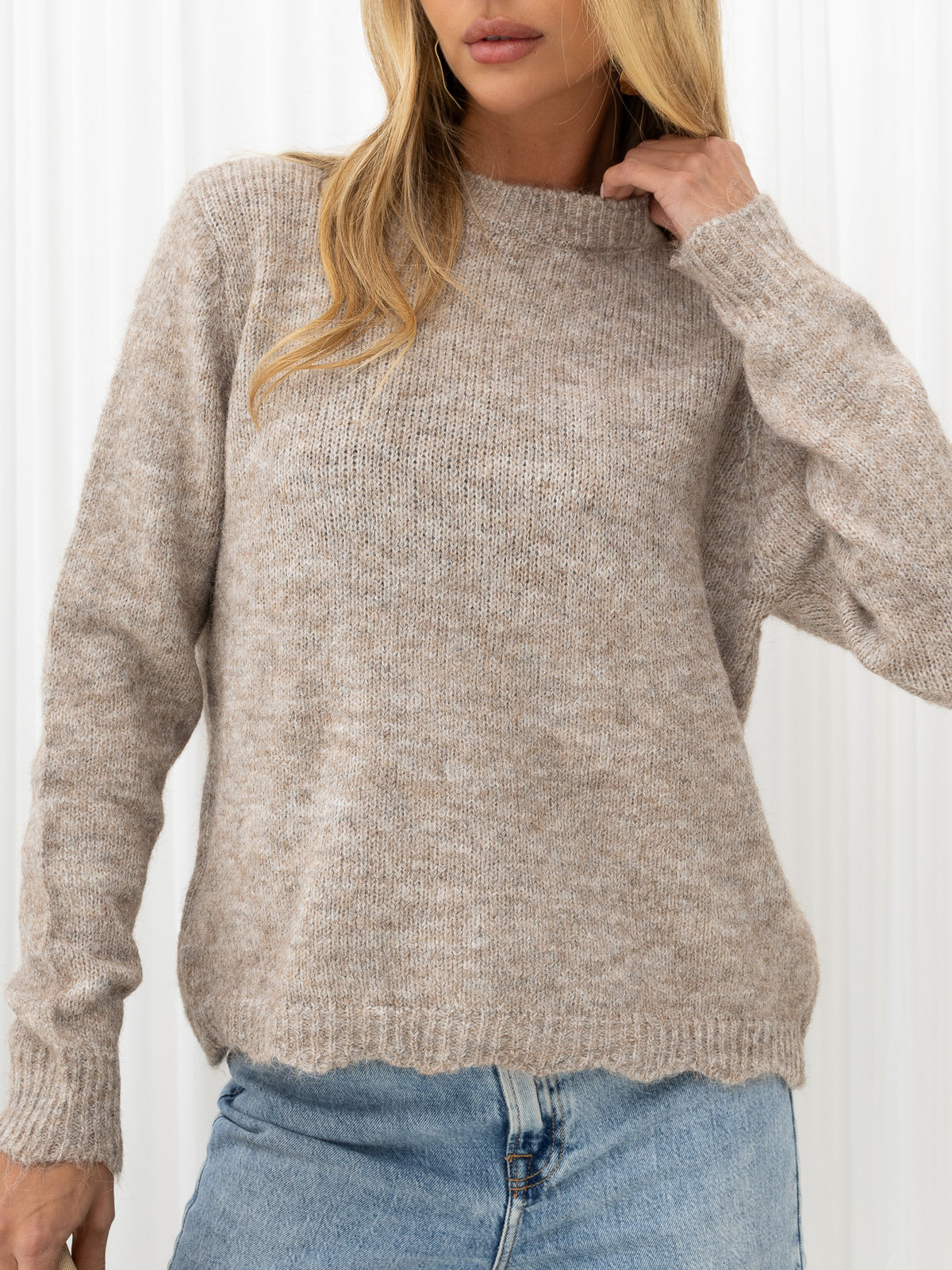 Beżowy puszysty kardigan damski z okrągłym dekoltem – stylizacja na modelce, zdjęcie 2