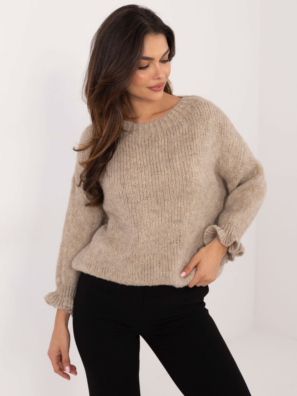 Beżowy sweter oversize damski z domieszką wełny – stylizacja na modelce, zdjęcie 3
