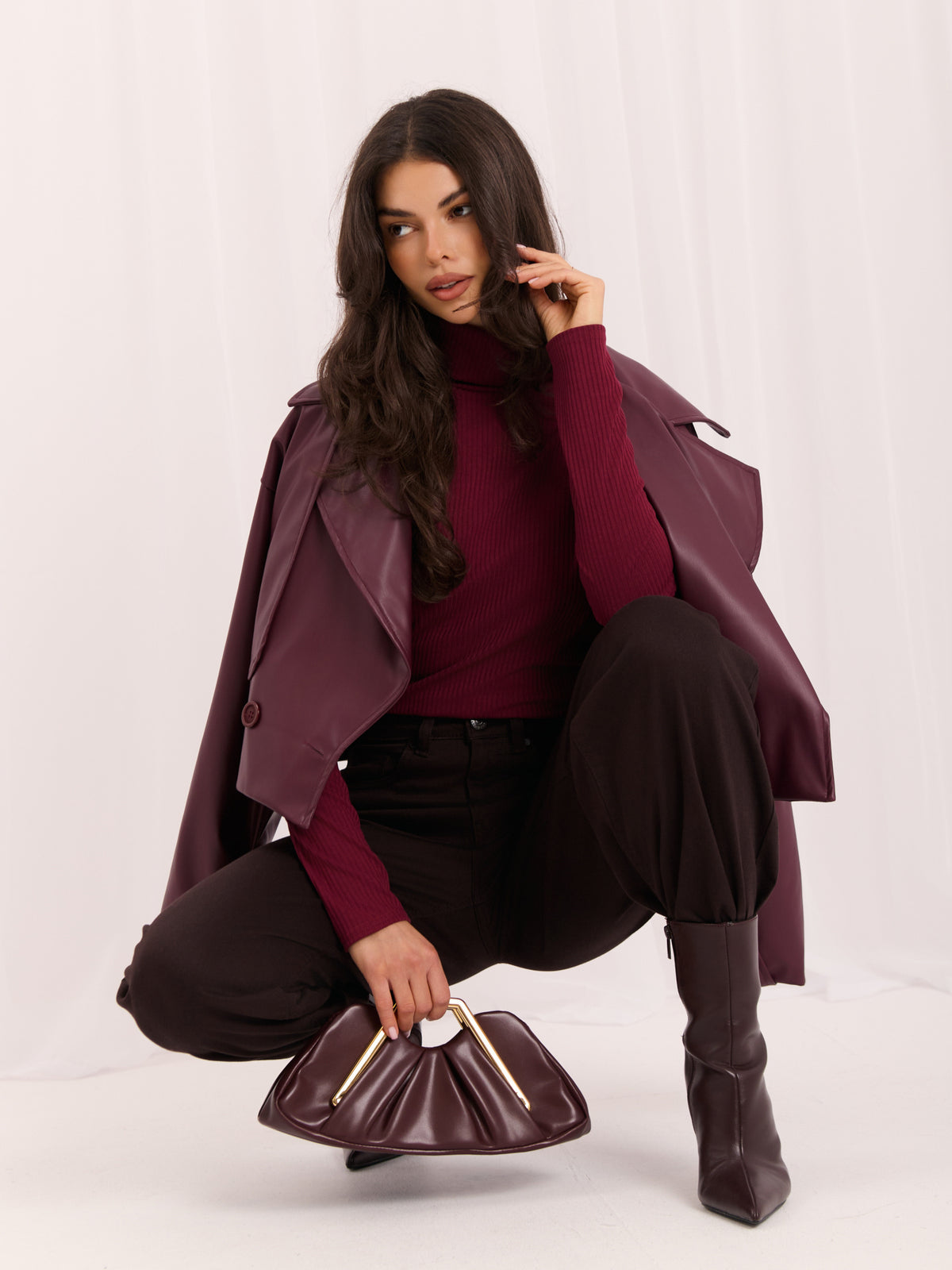 Bordowa prążkowana bluzka damska z golfem – stylizacja na modelce, zdjęcie 5