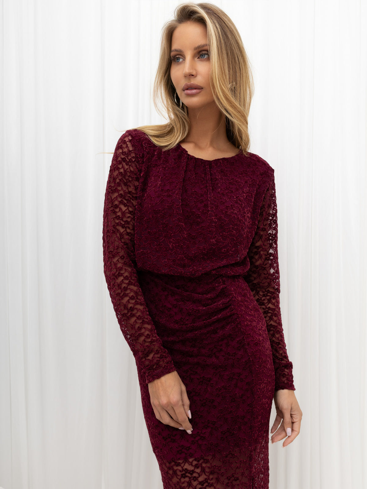 Bordowa sukienka maxi z welurowej koronki z bluzowaną górą – stylizacja na modelce, zdjęcie 2
