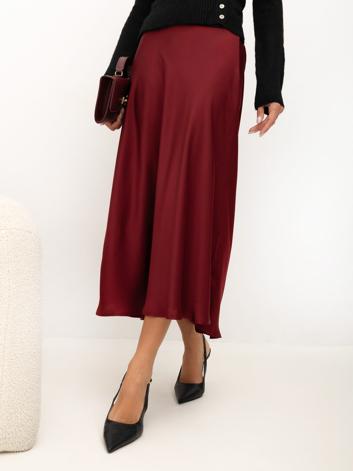 Bordowa satynowa spódnica midi – stylizacja na modelce, zdjęcie 2