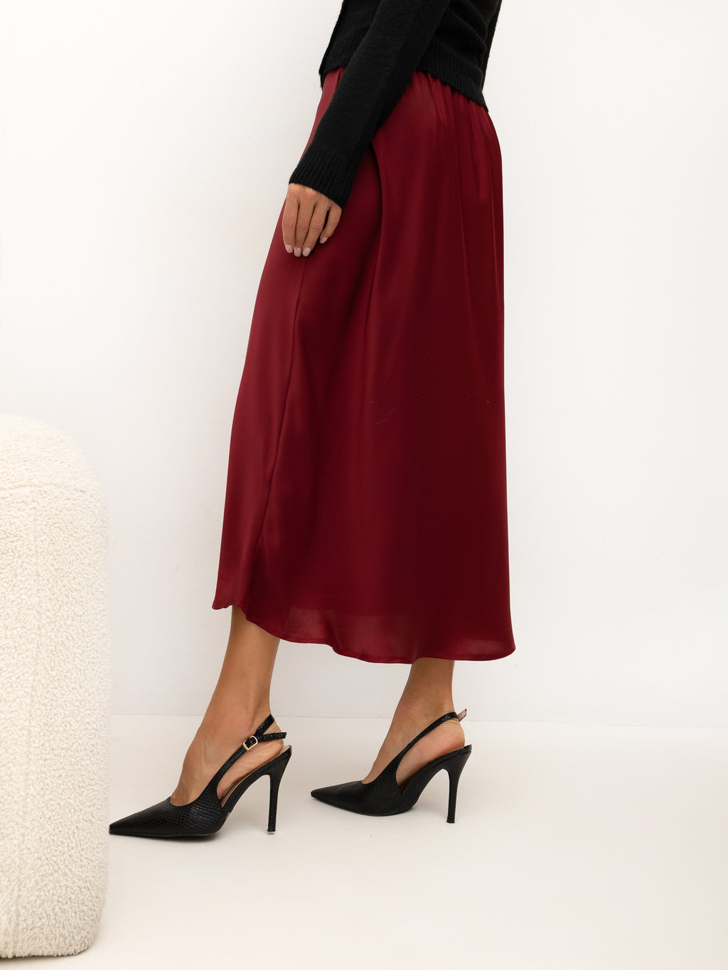Bordowa satynowa spódnica midi – stylizacja na modelce, zdjęcie 3