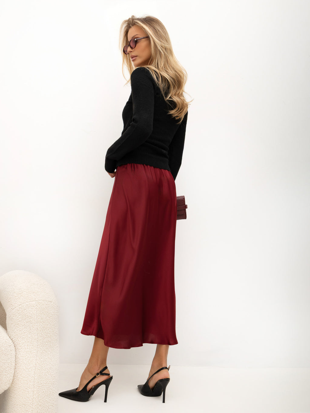 Bordowa satynowa spódnica midi – stylizacja na modelce, zdjęcie 4