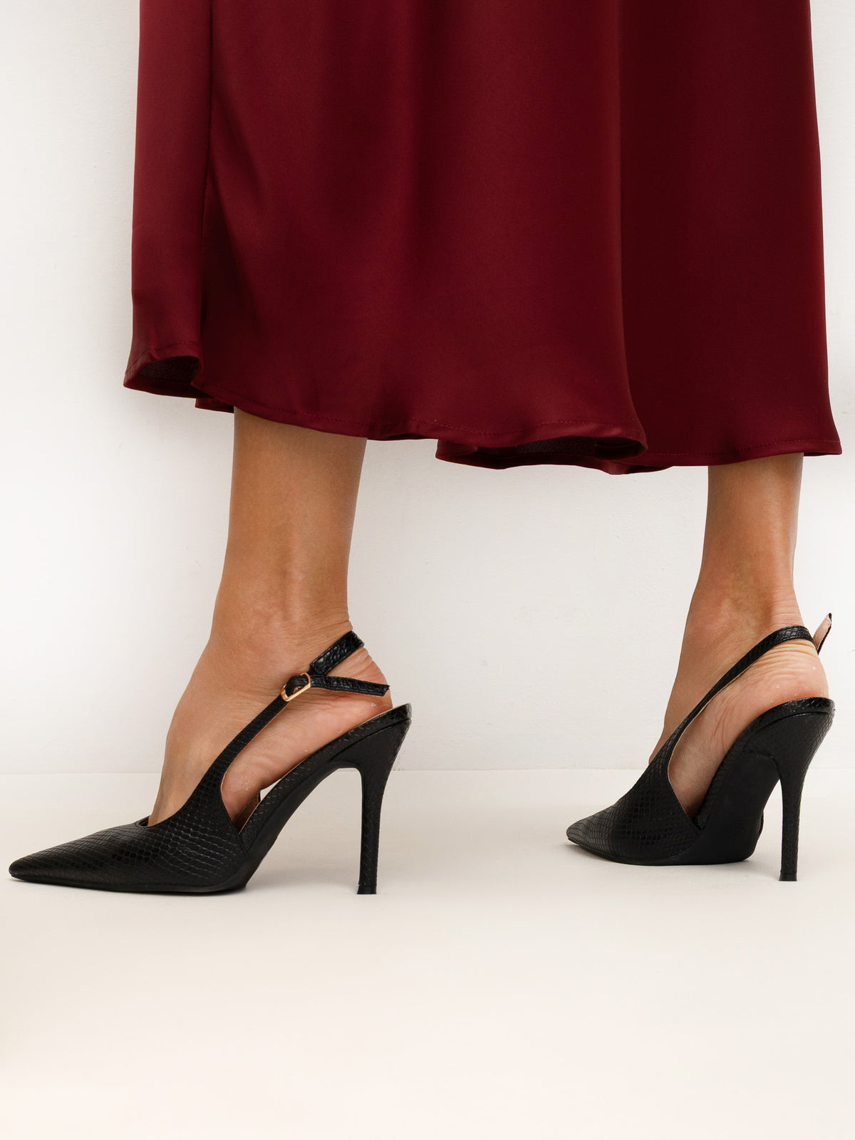 Bordowa satynowa spódnica midi – stylizacja na modelce, zdjęcie 5