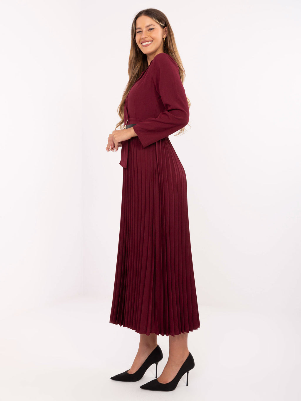 Bordowa sukienka maxi z marynarkową górą i plisowanym dołem – stylizacja na modelce, zdjęcie 2