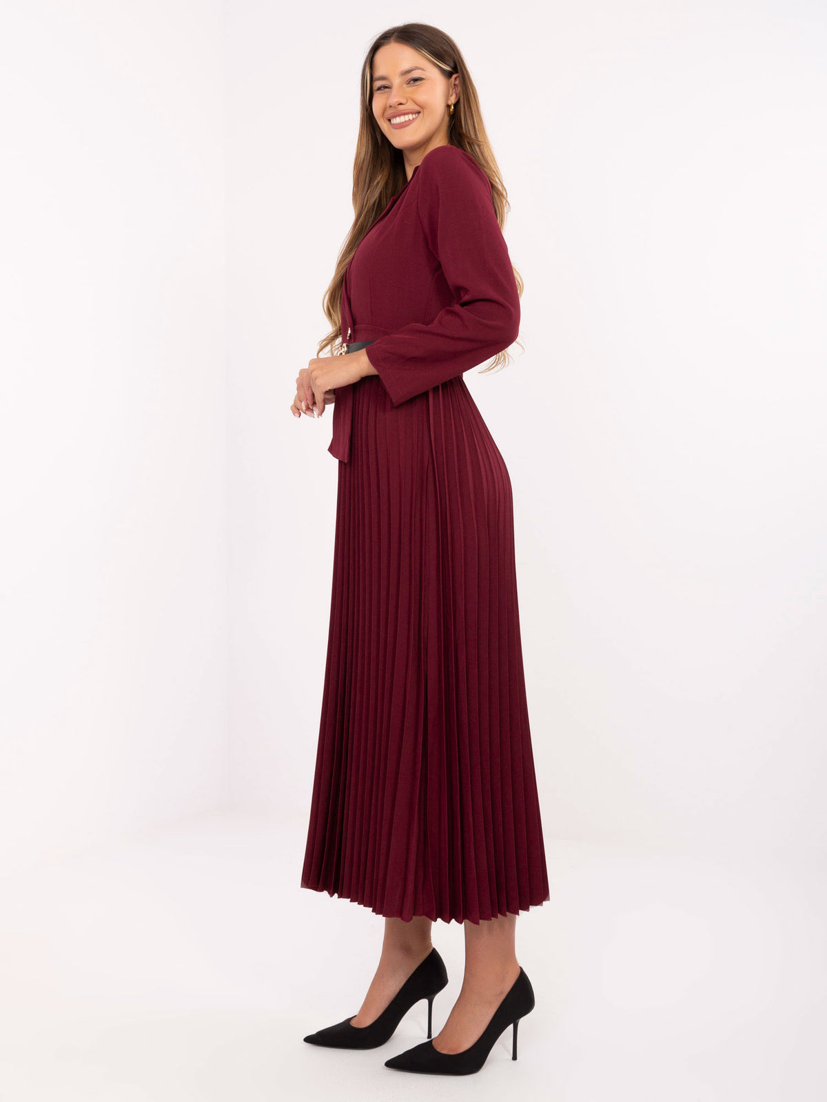 Bordowa sukienka maxi z marynarkową górą i plisowanym dołem – stylizacja na modelce, zdjęcie 2