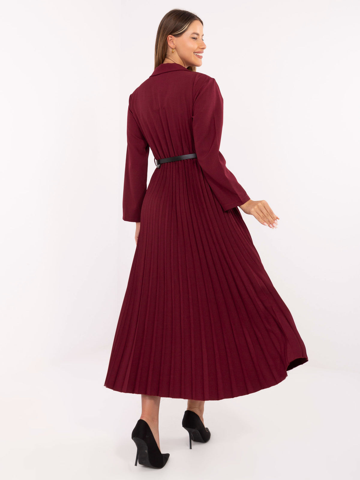 Bordowa sukienka maxi z marynarkową górą i plisowanym dołem – stylizacja na modelce, zdjęcie 3