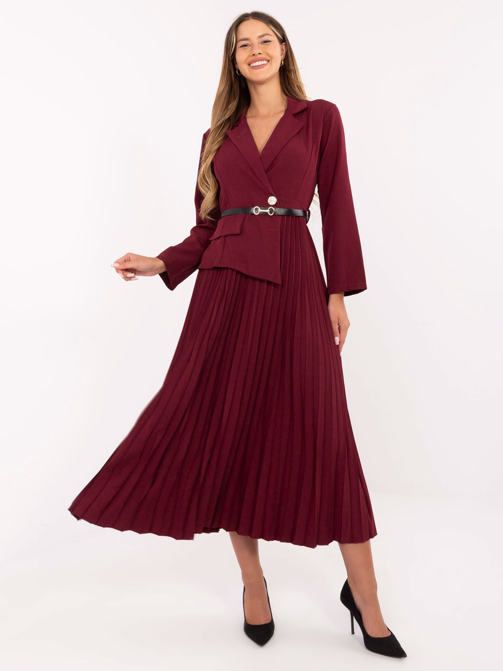 Bordowa sukienka maxi z marynarkową górą i plisowanym dołem – stylizacja na modelce, zdjęcie 4