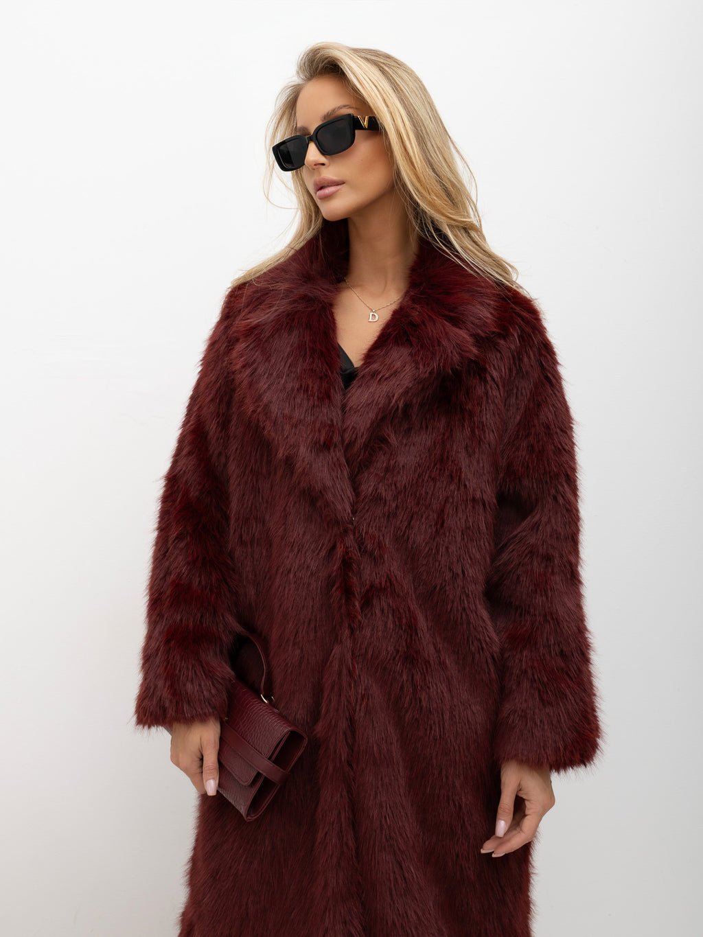 Bordowy płaszcz ze sztucznego futra do kolan – stylizacja na modelce, zdjęcie 2