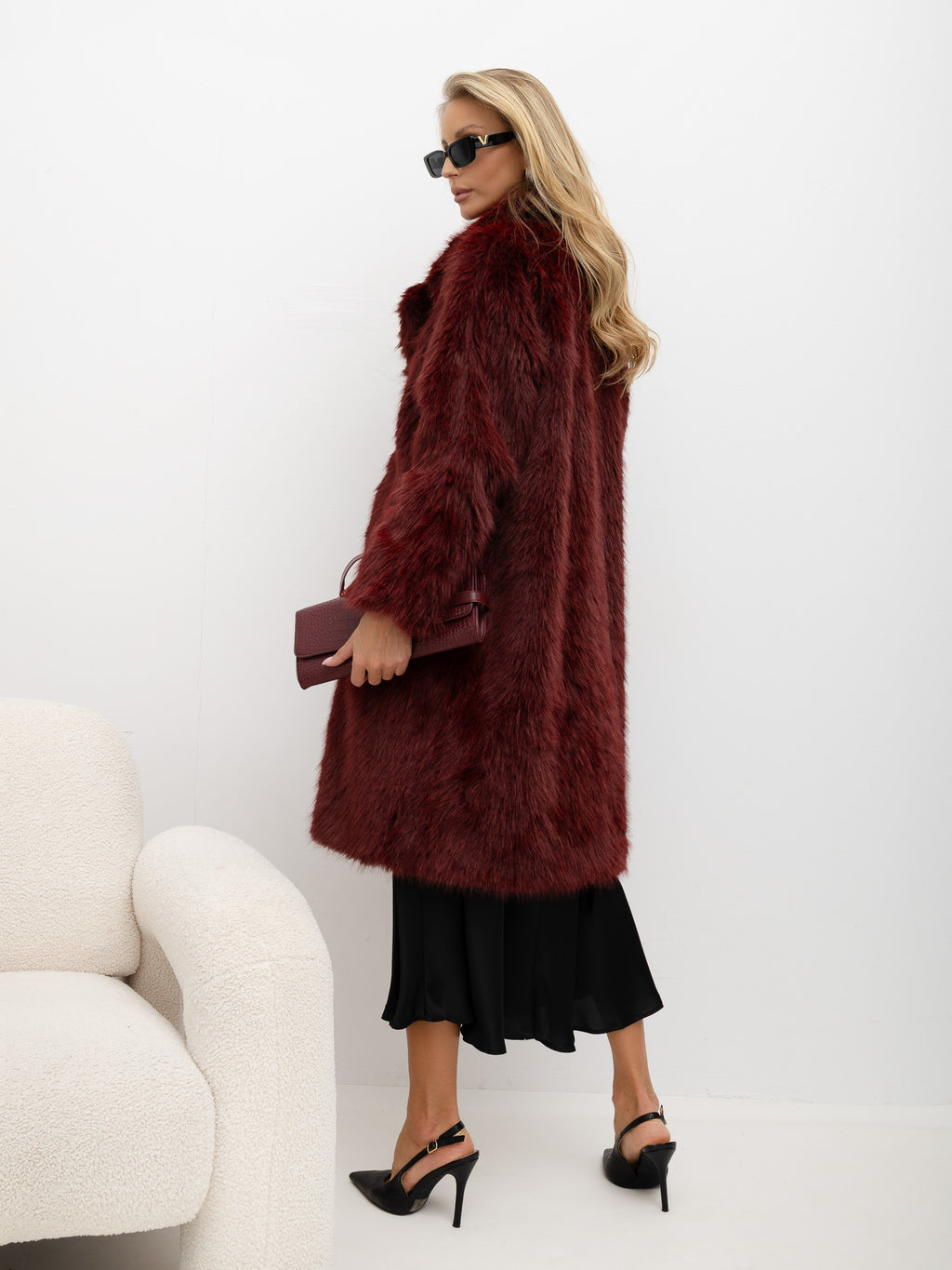 Bordowy płaszcz ze sztucznego futra do kolan – stylizacja na modelce, zdjęcie 5