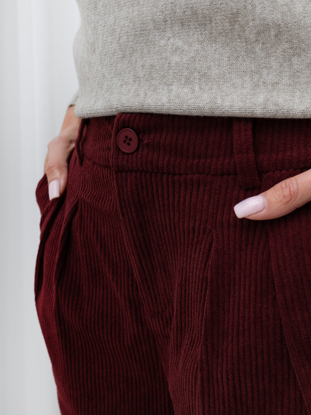 Bordowe sztruksowe spodnie z zakładkami – stylizacja na modelce, zdjęcie 3