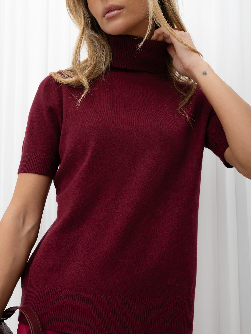 Bordowy sweter z golfem i krótkim rękawem – stylizacja na modelce, zdjęcie 2