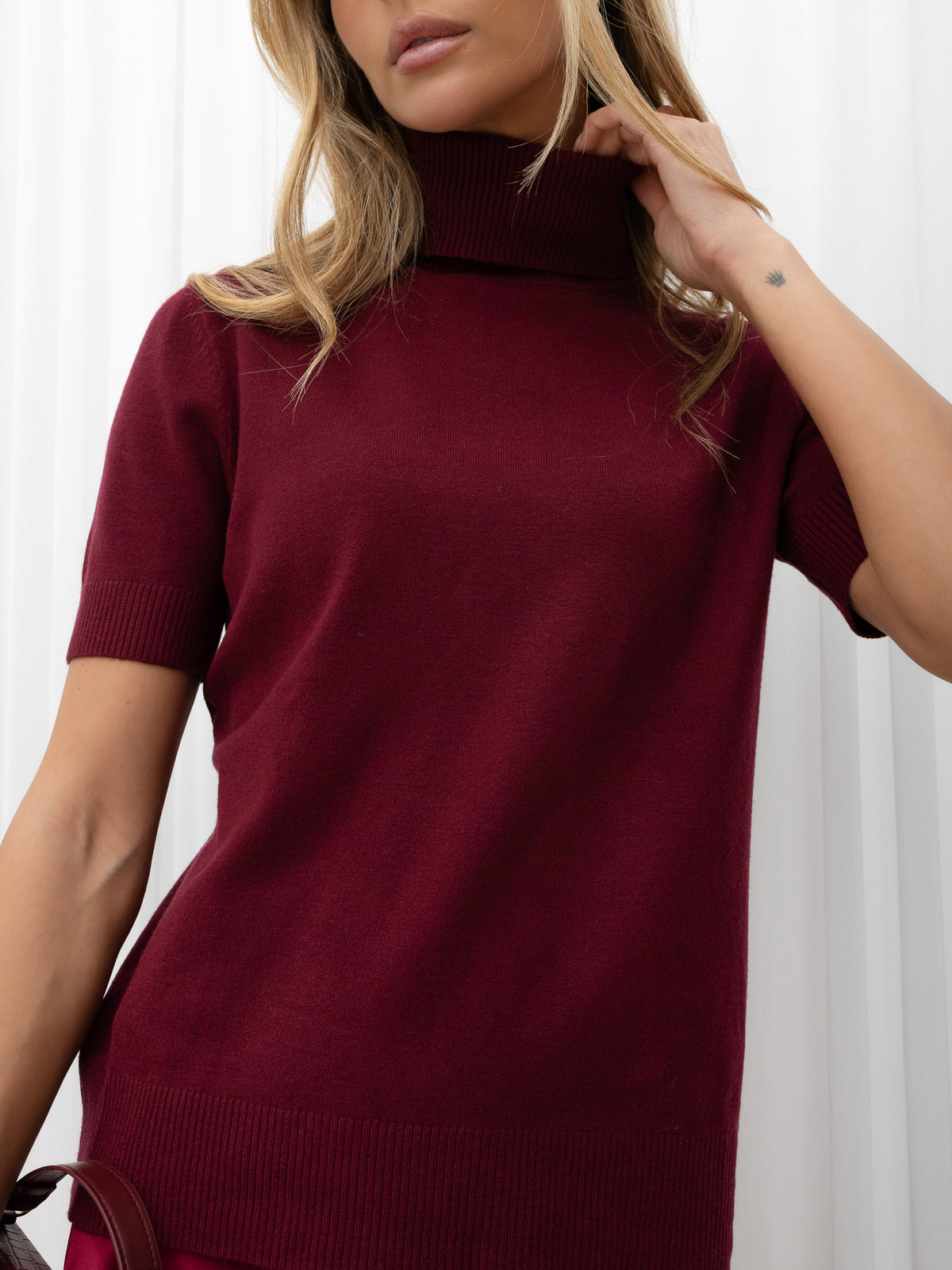 Bordowy sweter z golfem i krótkim rękawem – stylizacja na modelce, zdjęcie 2