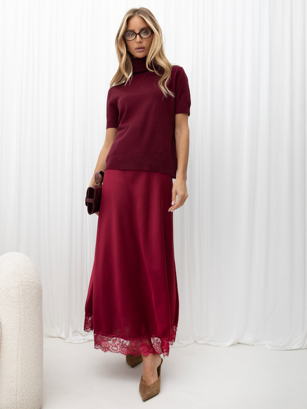 Bordowy sweter z golfem i krótkim rękawem – stylizacja na modelce, zdjęcie 3