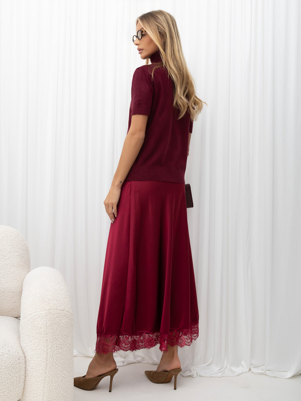 Bordowy sweter z golfem i krótkim rękawem – stylizacja na modelce, zdjęcie 4