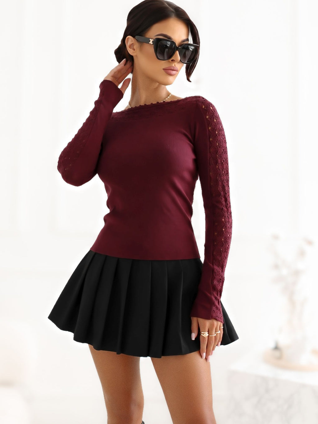 Bordowy dopasowany sweter z ażurowymi rękawami – stylizacja na modelce, zdjęcie 4