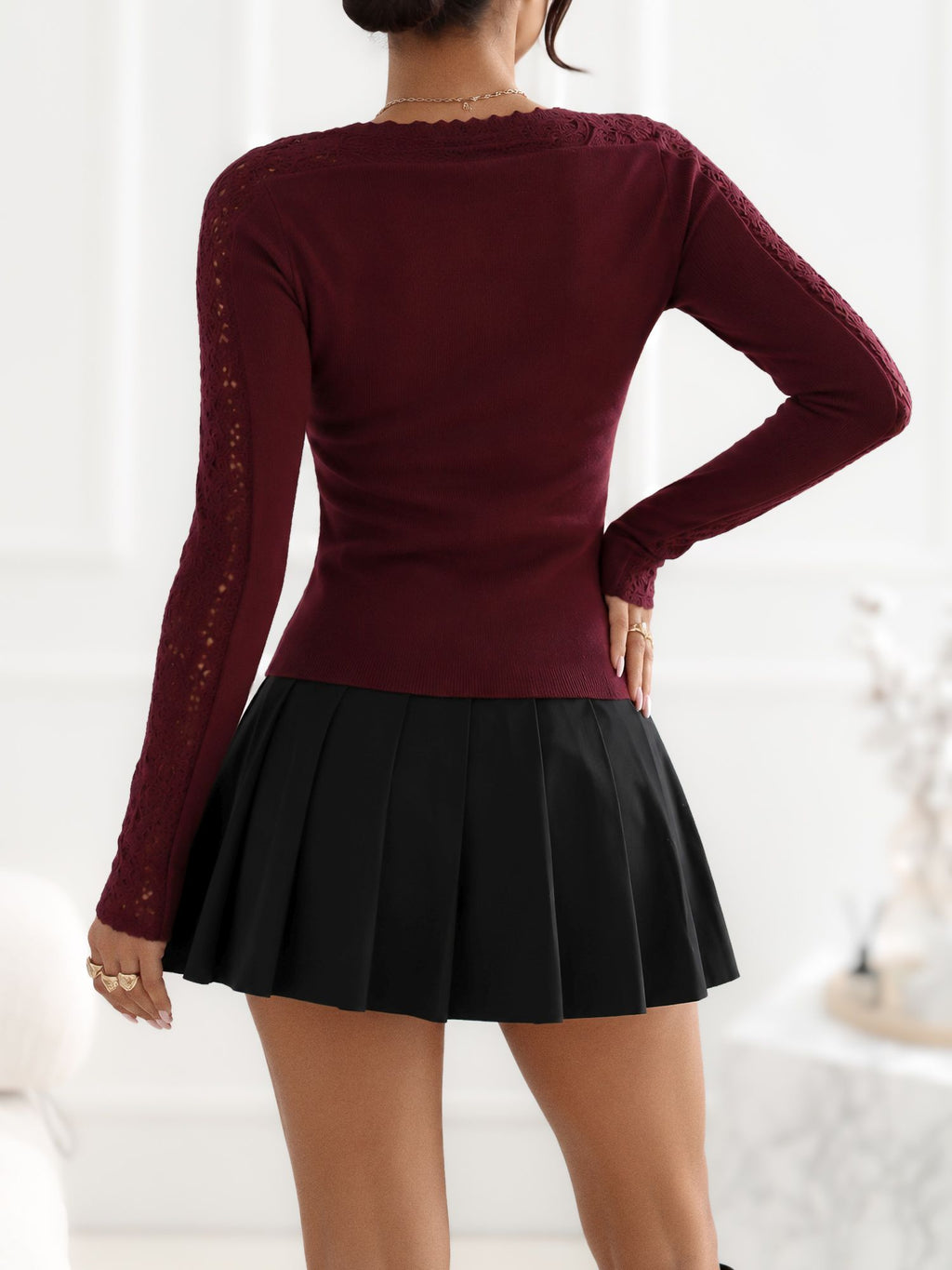 Bordowy dopasowany sweter z ażurowymi rękawami – stylizacja na modelce, zdjęcie 5
