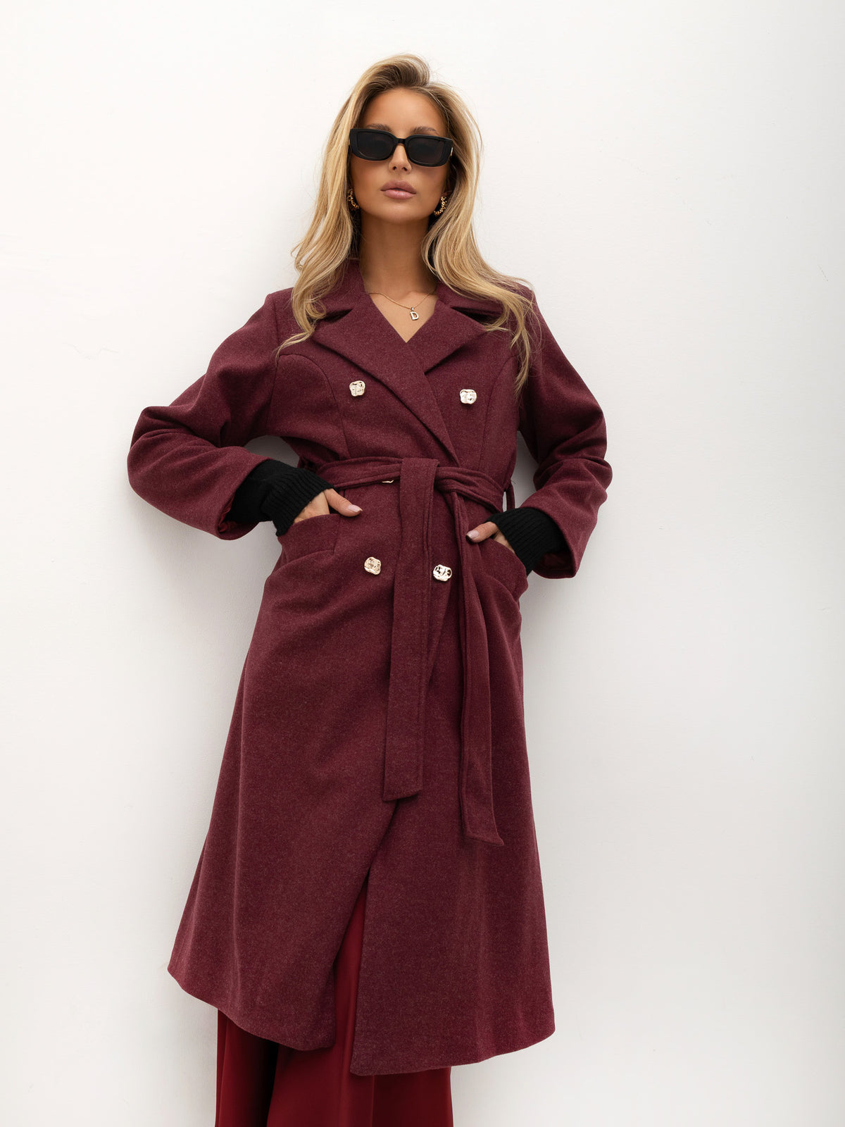 Bordowy dwurzędowy płaszcz ze złotymi guzikami i paskiem – stylizacja na modelce, zdjęcie 2