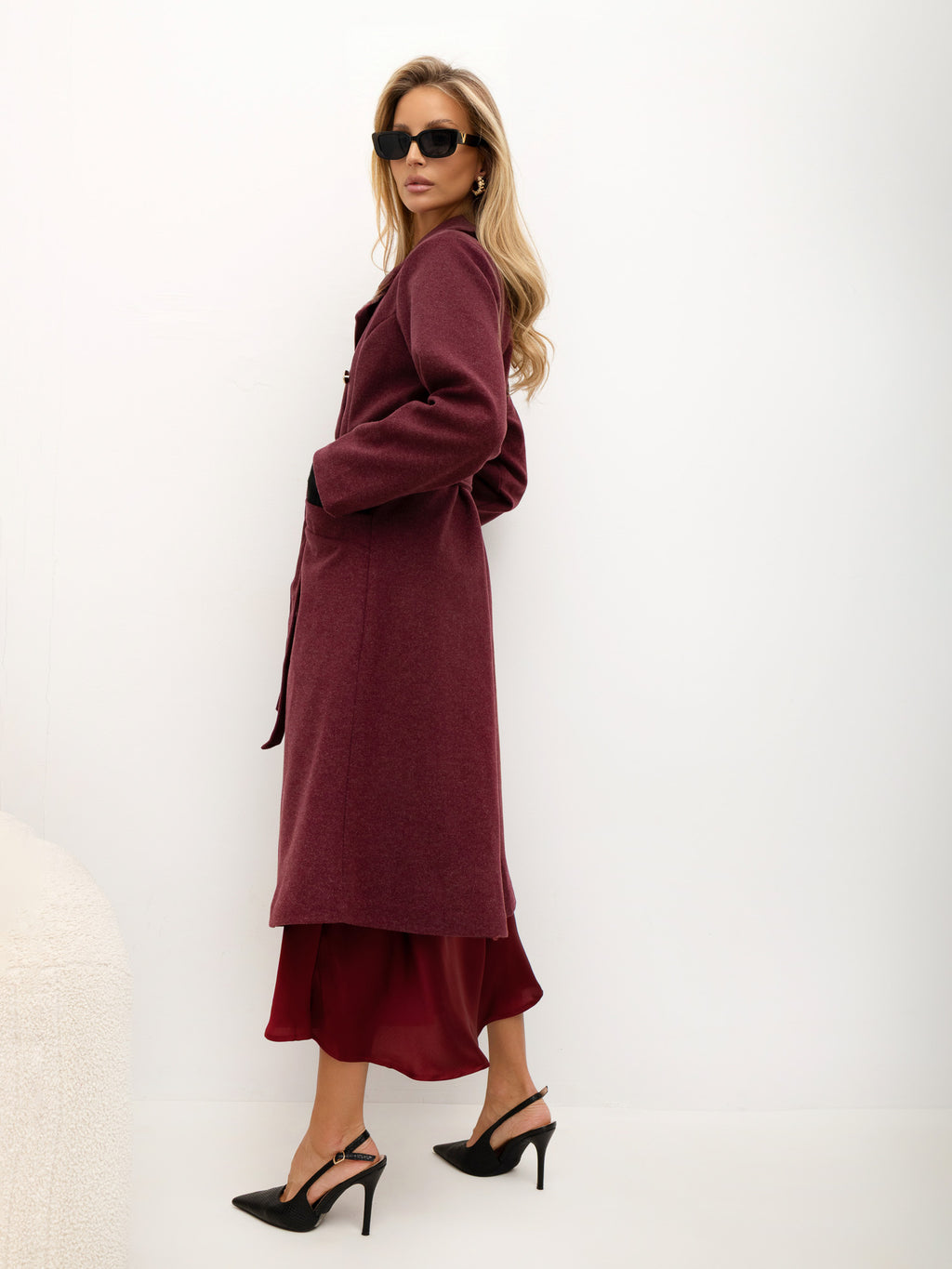 Bordowy dwurzędowy płaszcz ze złotymi guzikami i paskiem – stylizacja na modelce, zdjęcie 5