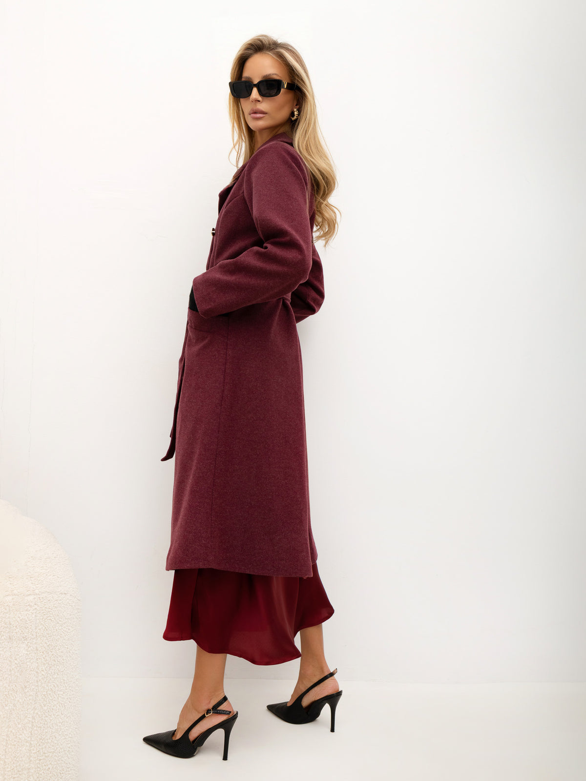 Bordowy dwurzędowy płaszcz ze złotymi guzikami i paskiem – stylizacja na modelce, zdjęcie 5