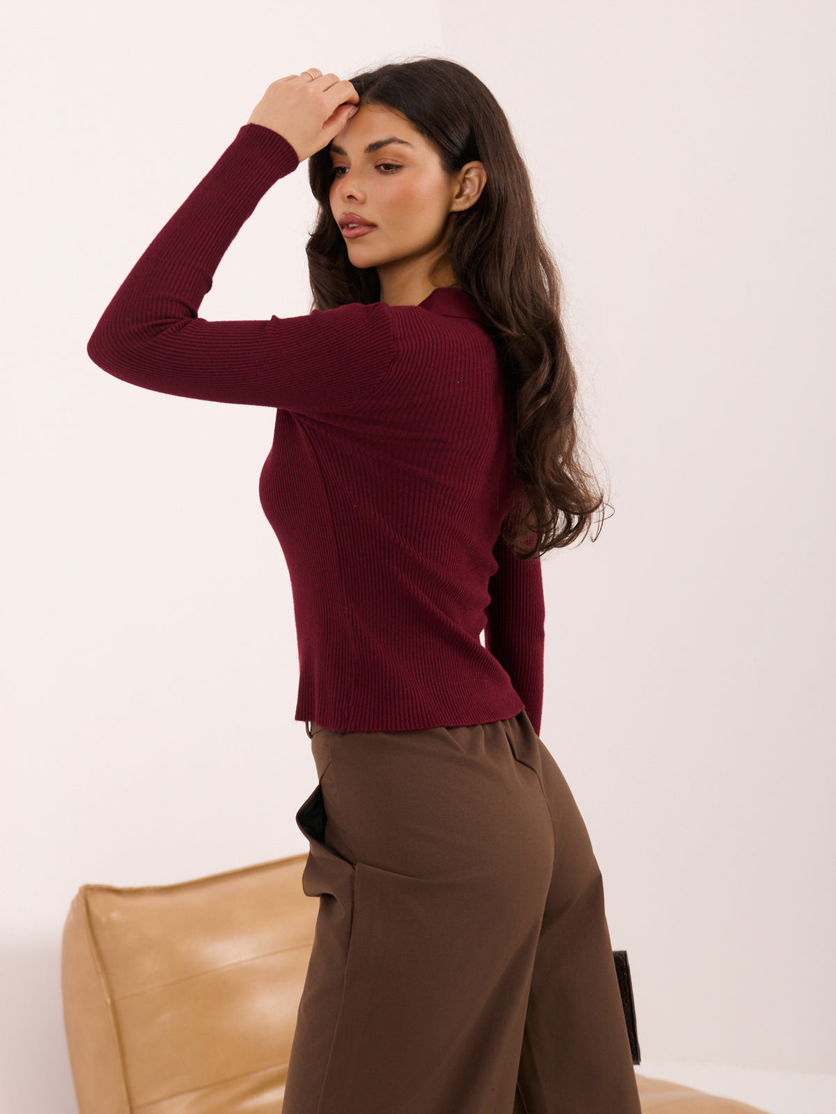 Bordowy sweter polo damski z podwójnym zamkiem – stylizacja na modelce, zdjęcie 4