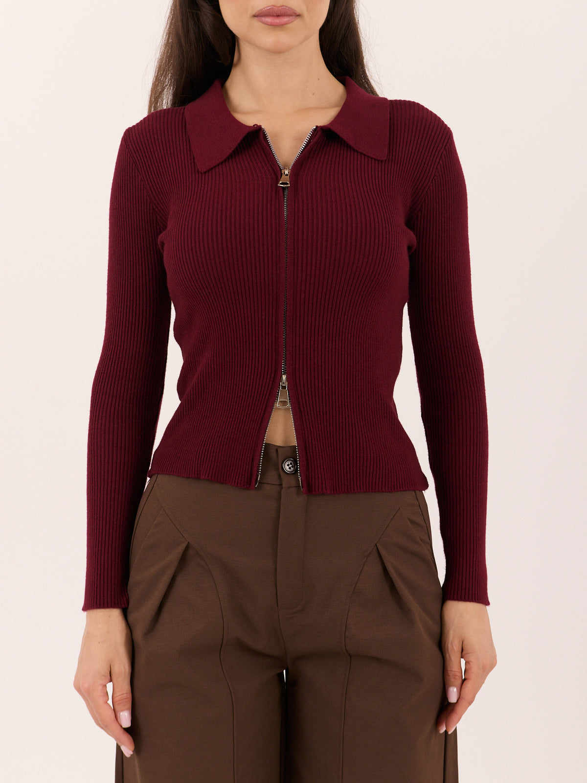 Bordowy sweter polo damski z podwójnym zamkiem – stylizacja na modelce, zdjęcie 6