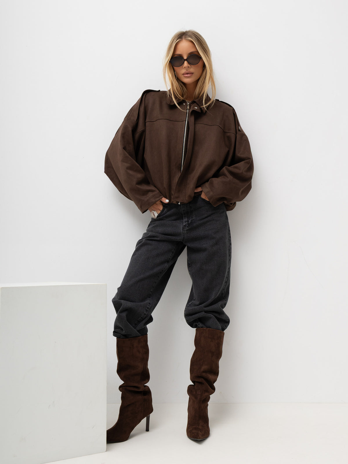 Brązowa kurtka oversize damska z imitacji zamszu – stylizacja na modelce, zdjęcie 2