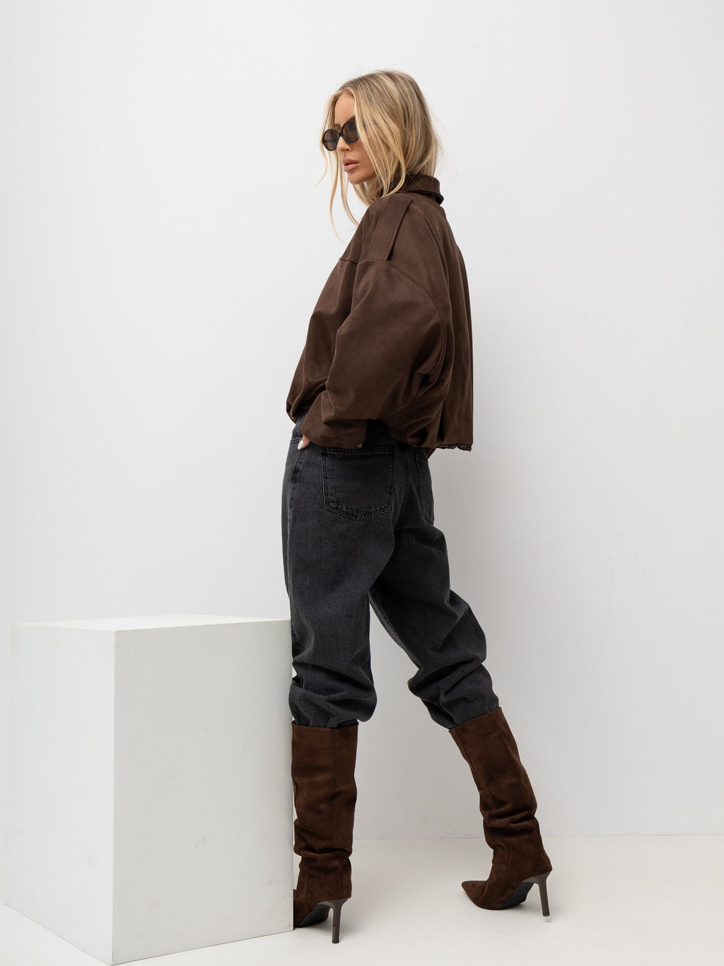 Brązowa kurtka oversize damska z imitacji zamszu – stylizacja na modelce, zdjęcie 3