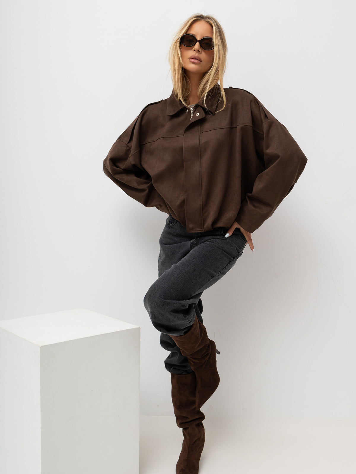 Brązowa kurtka oversize damska z imitacji zamszu – stylizacja na modelce, zdjęcie 4