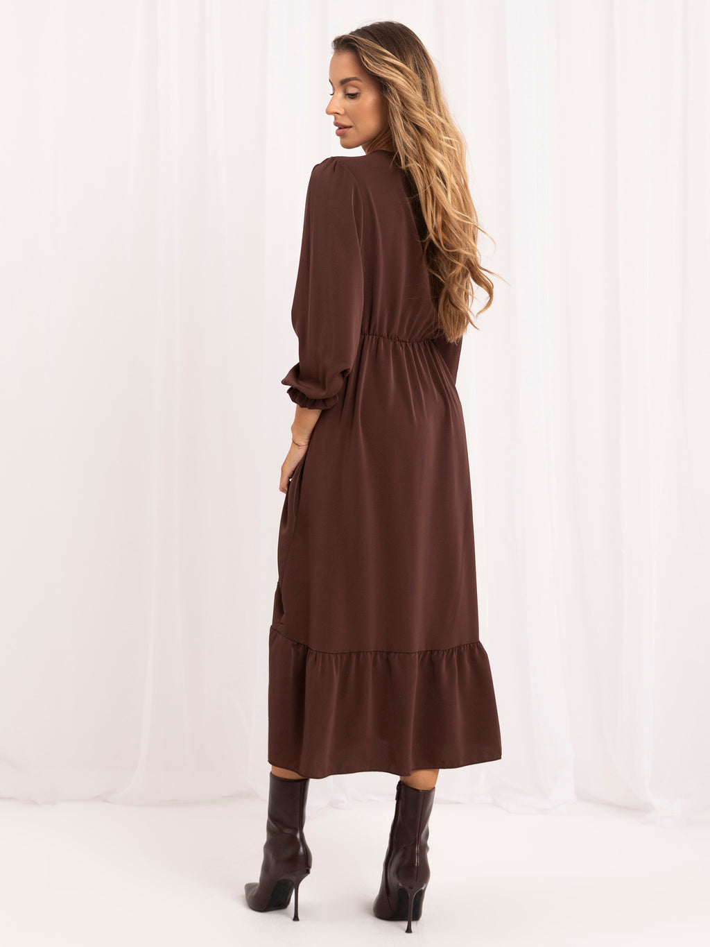Brązowa sukienka midi rozkloszowana z falbaną – stylizacja na modelce, zdjęcie 3