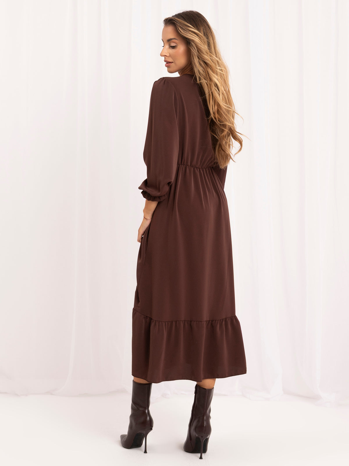 Brązowa sukienka midi rozkloszowana z falbaną – stylizacja na modelce, zdjęcie 3