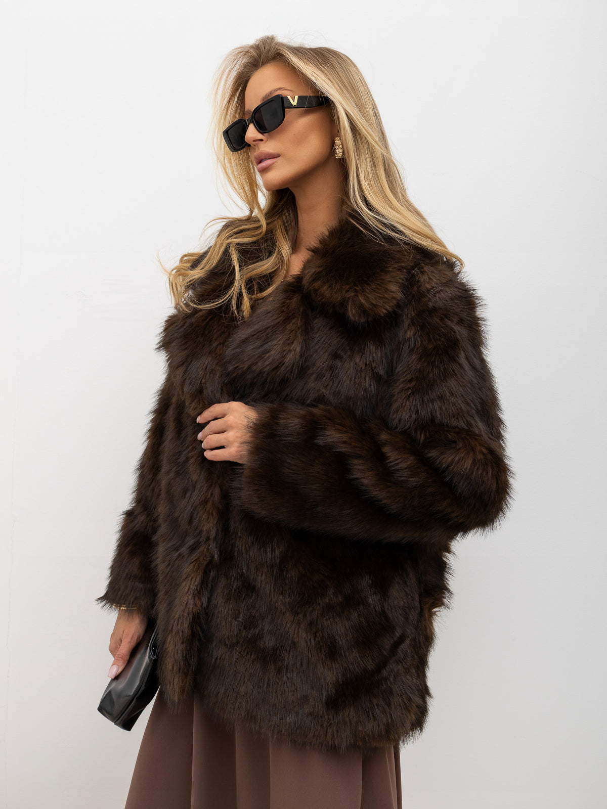 Brązowa kurtka ze sztucznego futra z wykładanym kołnierzem – stylizacja na modelce, zdjęcie 3
