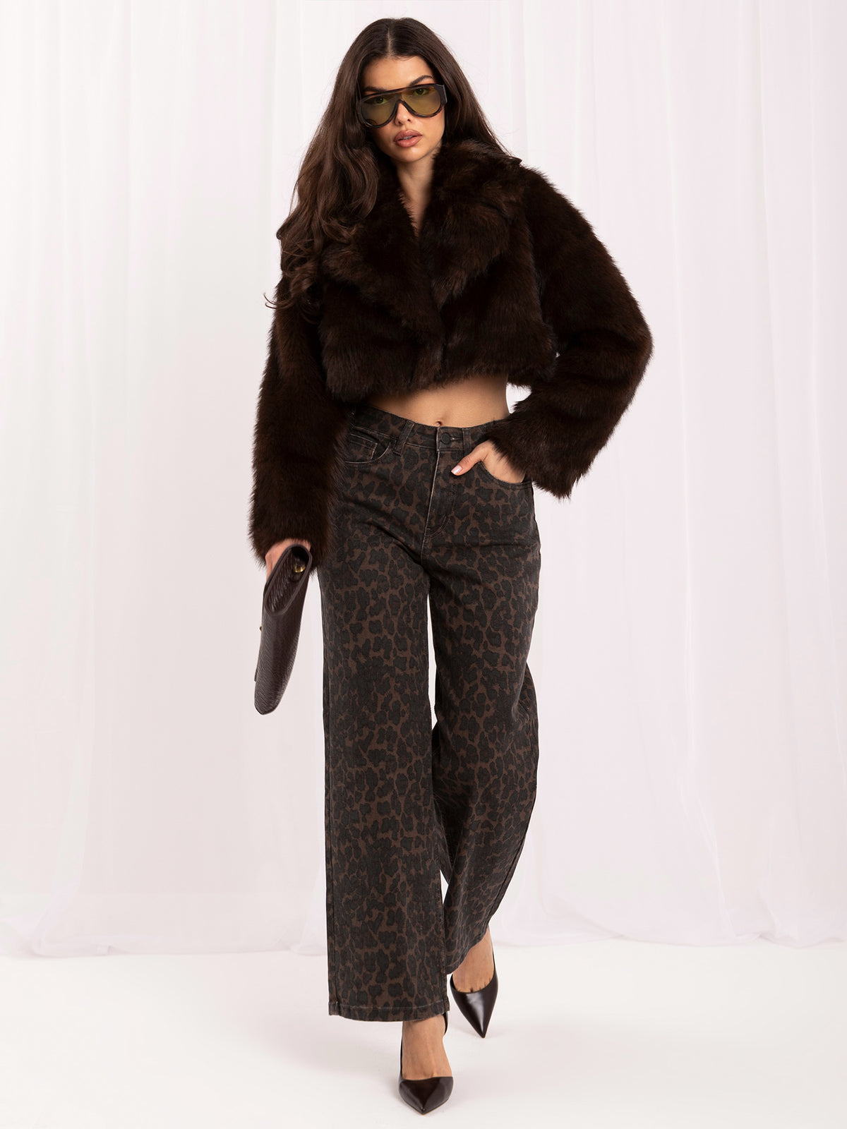 Brązowa krótka kurtka ze sztucznego futra o kroju crop – stylizacja na modelce, zdjęcie 4