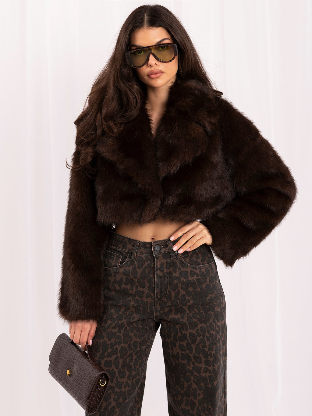 Brązowa krótka kurtka ze sztucznego futra o kroju crop – stylizacja na modelce, zdjęcie 5