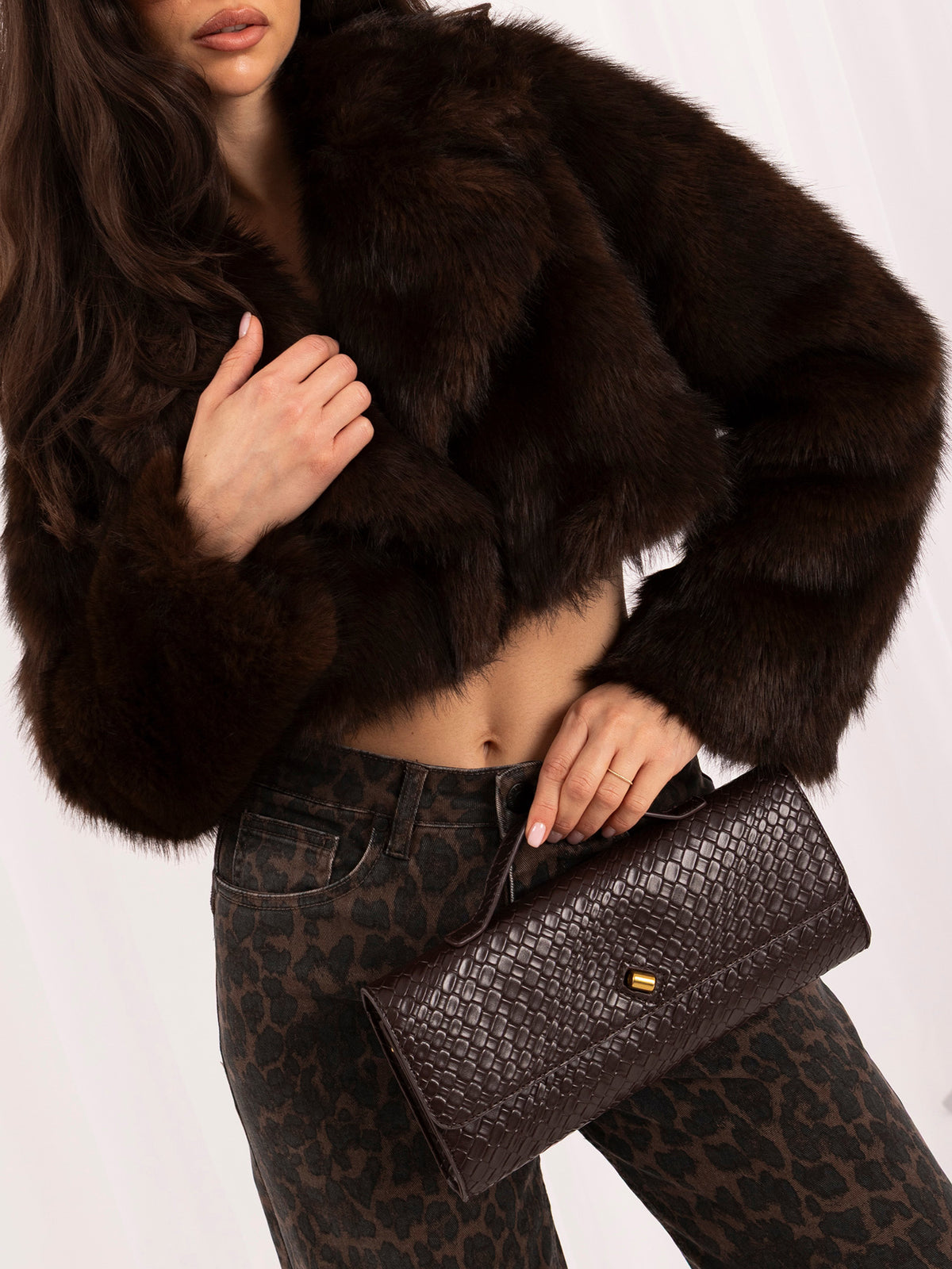 Brązowa krótka kurtka ze sztucznego futra o kroju crop – stylizacja na modelce, zdjęcie 6