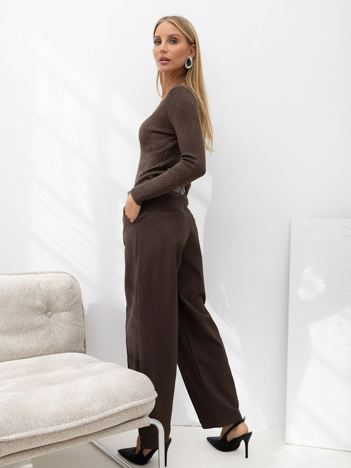 Brązowe spodnie marchewki z przeszyciami – stylizacja na modelce, zdjęcie 4