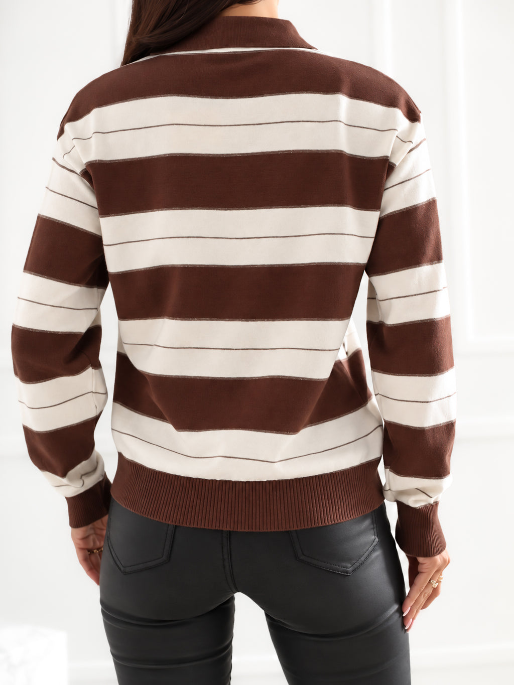 Brązowy sweter polo damski w paski z guzikami – stylizacja na modelce, zdjęcie 3