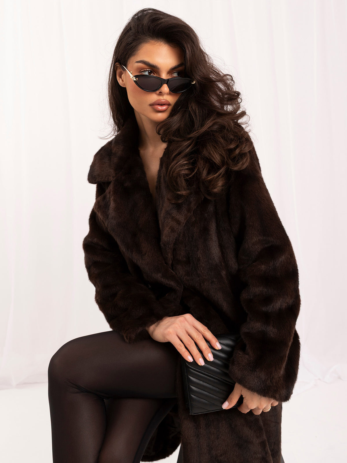 Ciemnobrązowy dwurzędowy płaszcz ze sztucznego futra – stylizacja na modelce, zdjęcie 2