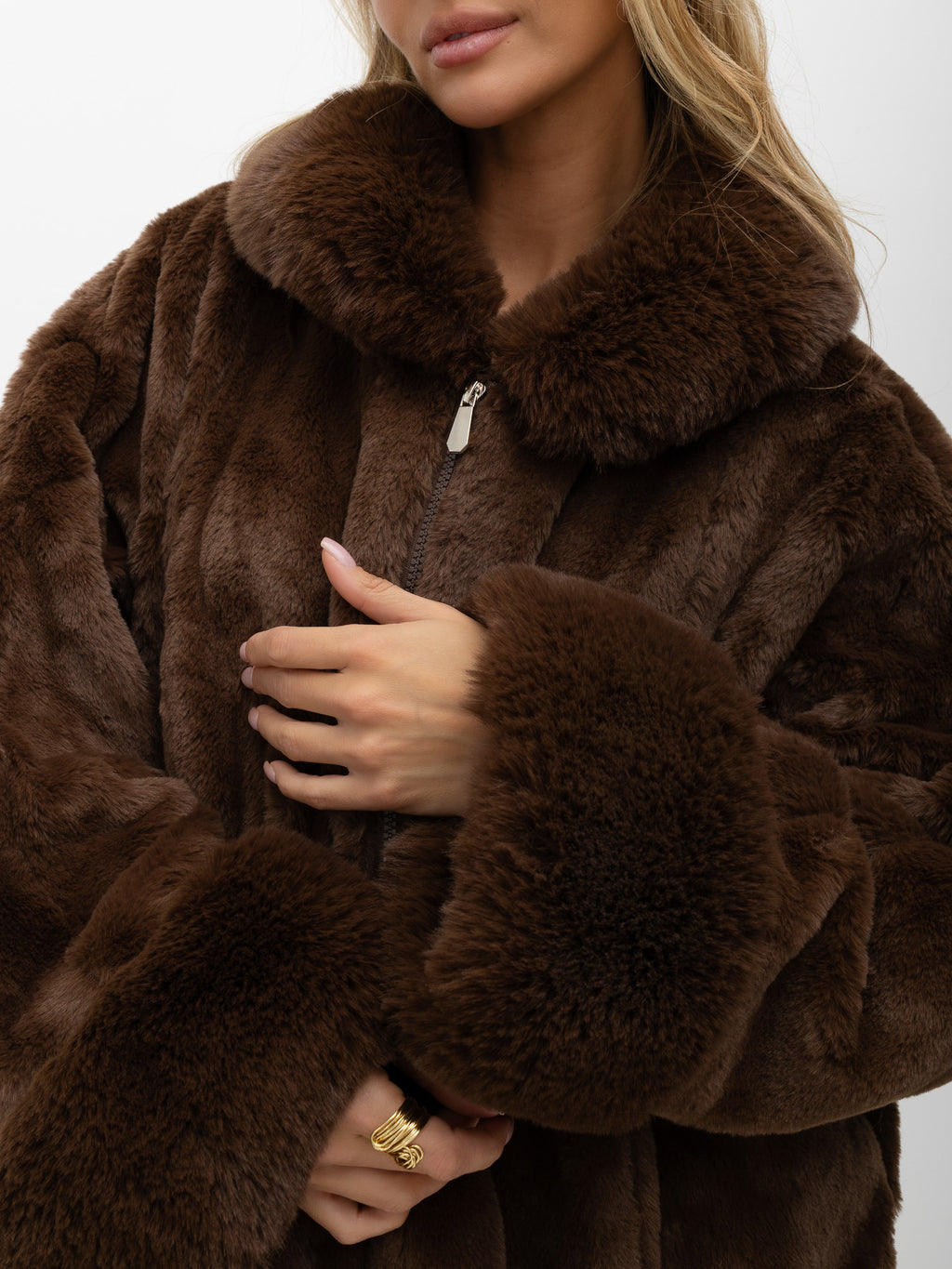 Brązowy płaszcz oversize ze sztucznego futra na zamek – stylizacja na modelce, zdjęcie 3