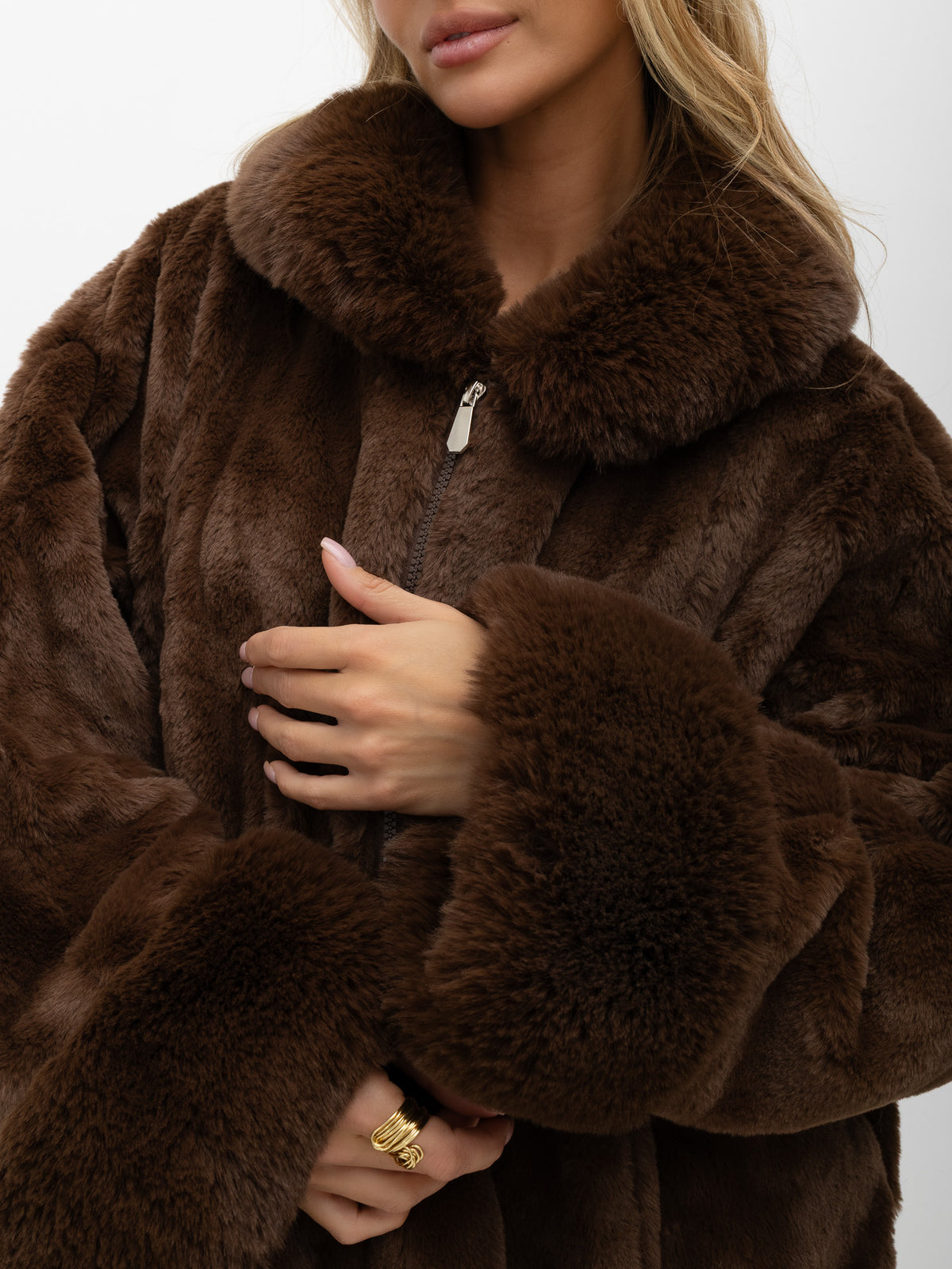 Brązowy płaszcz oversize ze sztucznego futra na zamek – stylizacja na modelce, zdjęcie 3