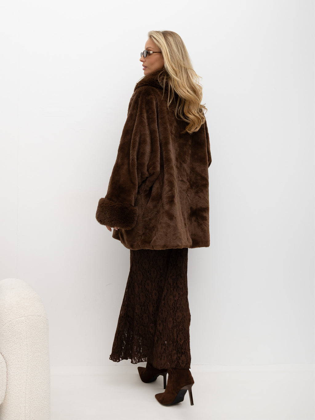 Brązowy płaszcz oversize ze sztucznego futra na zamek – stylizacja na modelce, zdjęcie 4