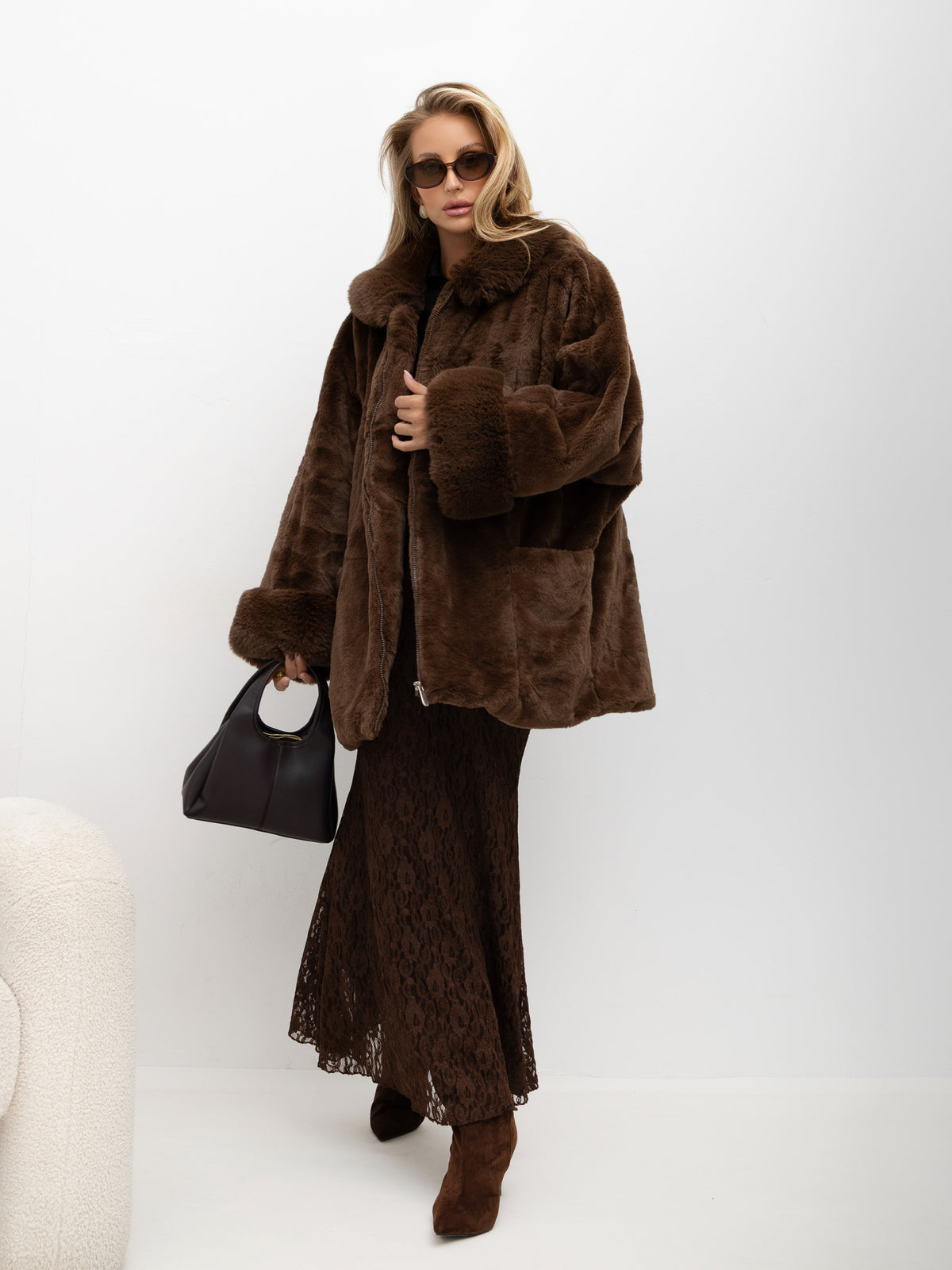 Brązowy płaszcz oversize ze sztucznego futra na zamek – stylizacja na modelce, zdjęcie 5