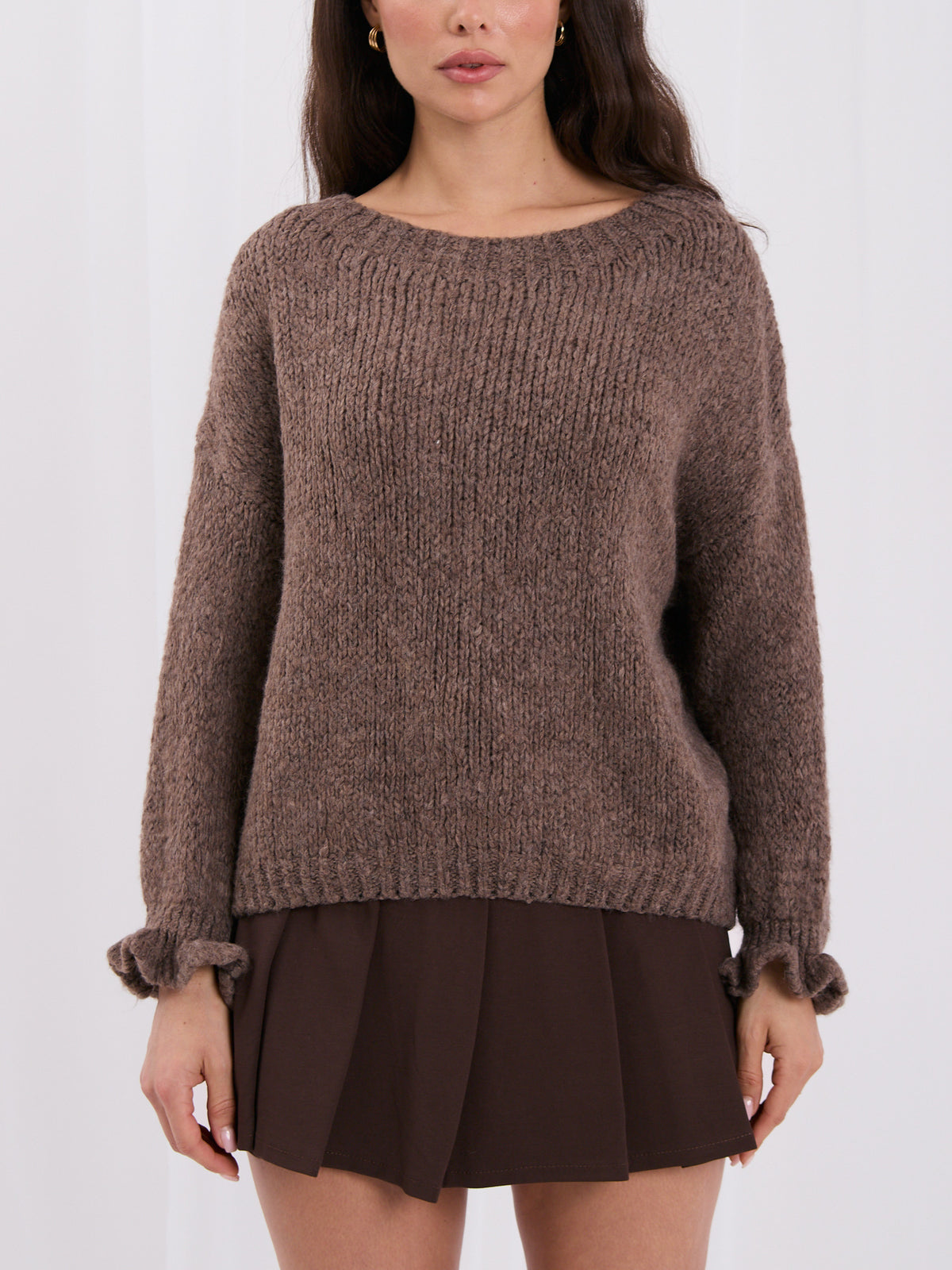 Brązowy sweter damski z falbankami przy rękawach – stylizacja na modelce, zdjęcie 6